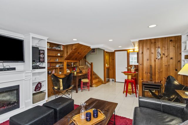 2761 Lincolnwood Drive, Evanston, IL 60201