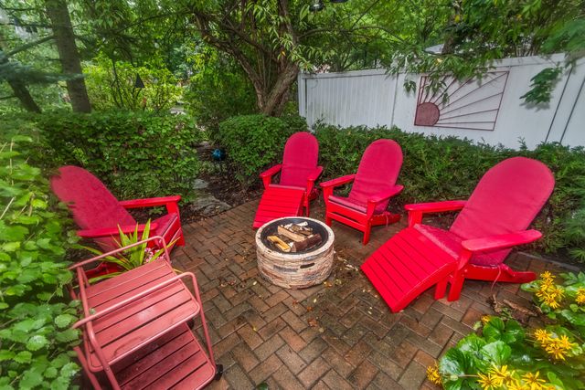 2761 Lincolnwood Drive, Evanston, IL 60201
