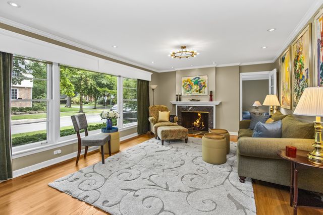 2761 Lincolnwood Drive, Evanston, IL 60201
