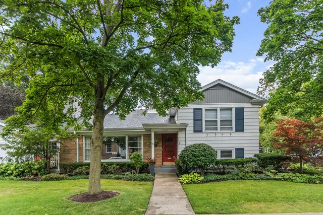2761 Lincolnwood Drive, Evanston, IL 60201