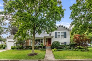 2761 Lincolnwood Drive, Evanston, IL 60201