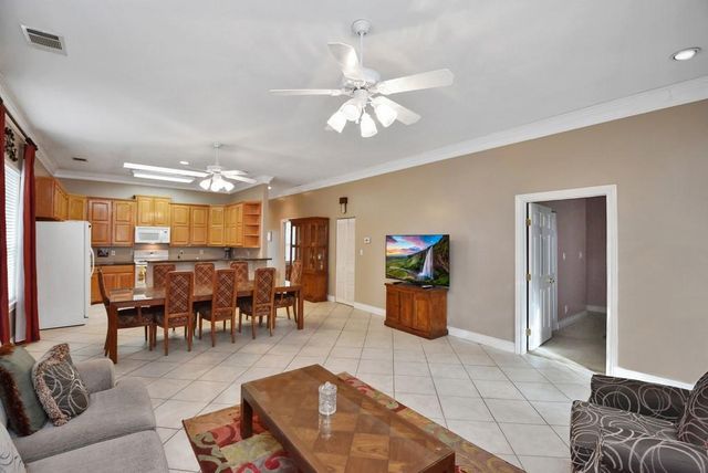 208 E 20th ST, Cameron, TX 76520