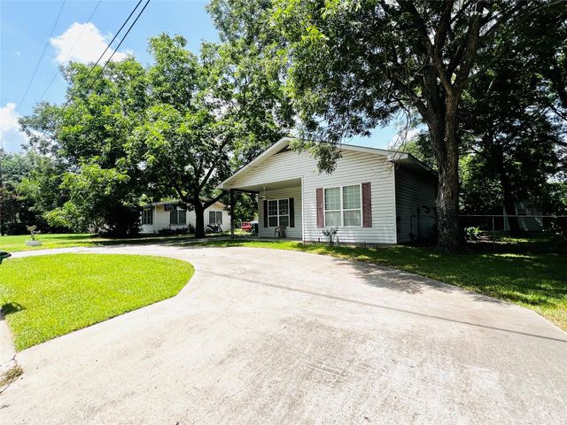 208 E 20th ST, Cameron, TX 76520