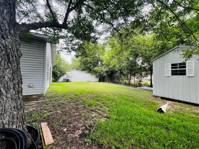 208 E 20th ST, Cameron, TX 76520