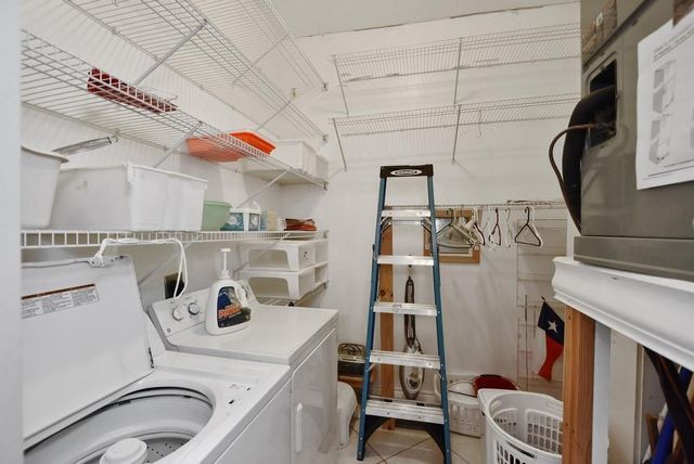 208 E 20th ST, Cameron, TX 76520