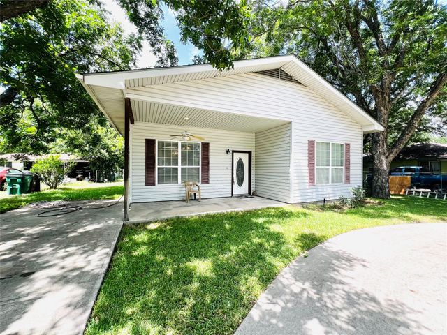 208 E 20th ST, Cameron, TX 76520