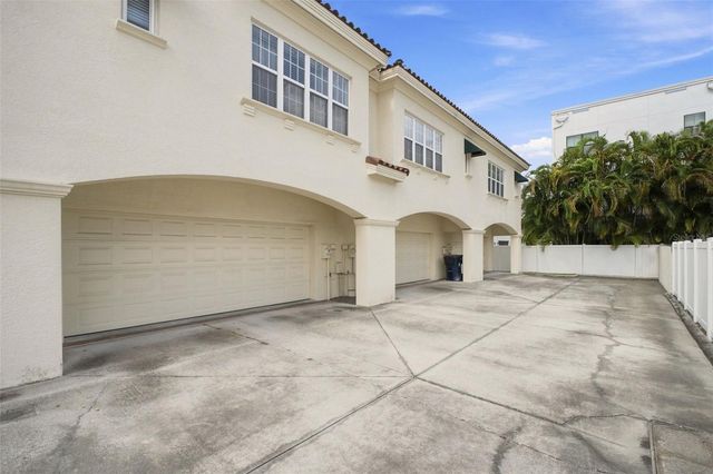 2557 W PLATT STREET, Tampa, FL 33609