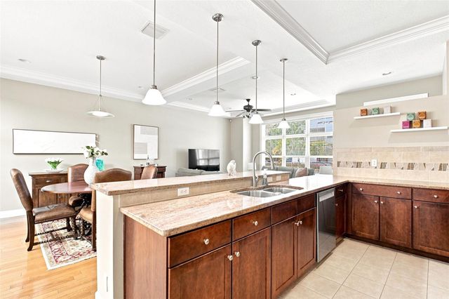 2557 W PLATT STREET, Tampa, FL 33609