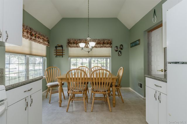 14 Mystic Circle, Bay Shore, NY 11706