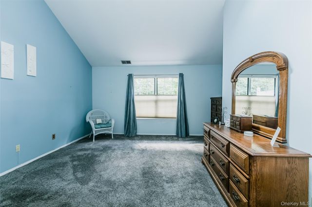 14 Mystic Circle, Bay Shore, NY 11706