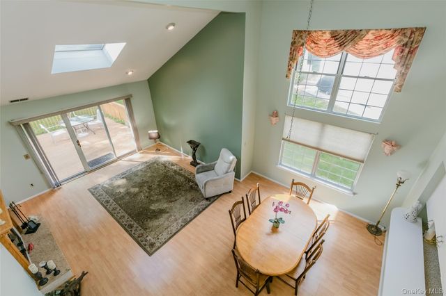 14 Mystic Circle, Bay Shore, NY 11706