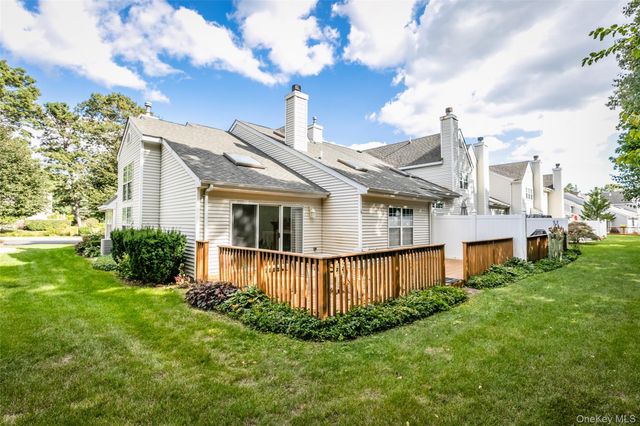 14 Mystic Circle, Bay Shore, NY 11706