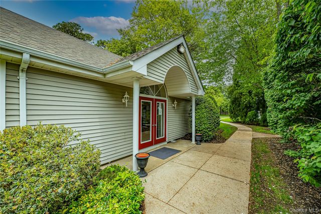 14 Mystic Circle, Bay Shore, NY 11706