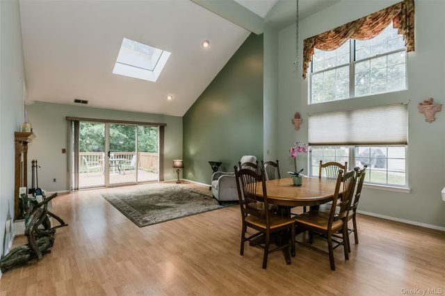 14 Mystic Circle, Bay Shore, NY 11706