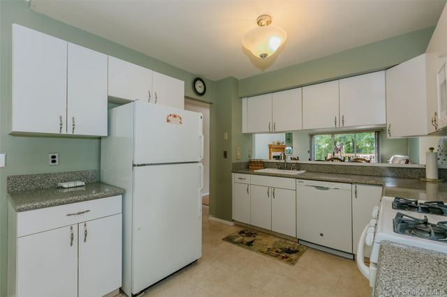 14 Mystic Circle, Bay Shore, NY 11706