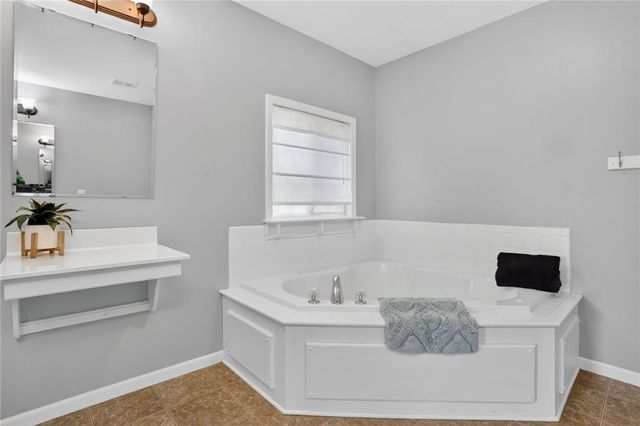 530 Holiday Court, Lansing, KS 66043