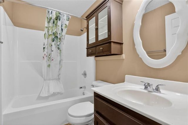 530 Holiday Court, Lansing, KS 66043