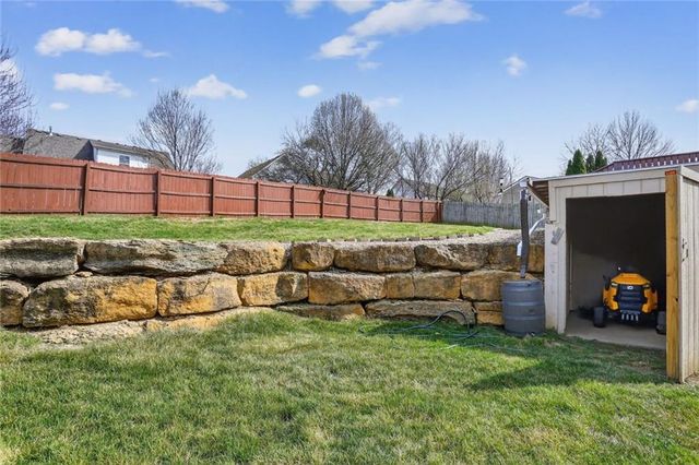 530 Holiday Court, Lansing, KS 66043