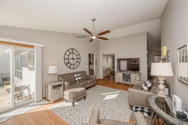 5842 Westcliffe Drive, St Louis, MO 63129