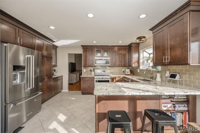 5842 Westcliffe Drive, St Louis, MO 63129