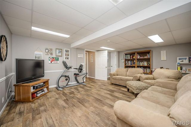 5842 Westcliffe Drive, St Louis, MO 63129