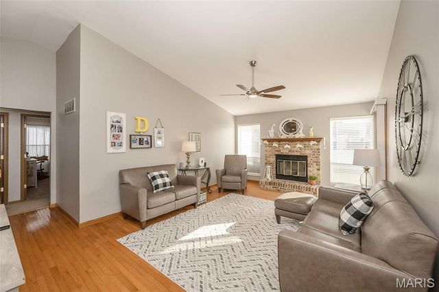 5842 Westcliffe Drive, St Louis, MO 63129