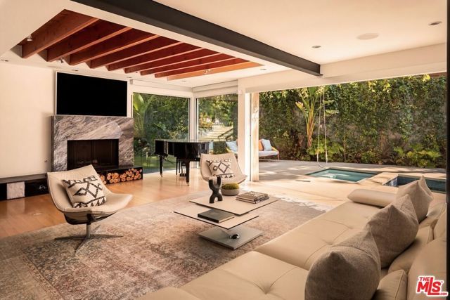 562 Stassi Lane, Santa Monica, CA 90402