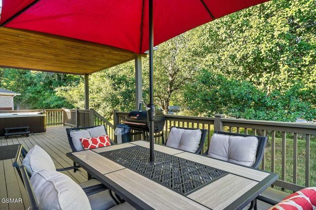 2012 Slippery Rock Circle, Sevierville, TN 37862