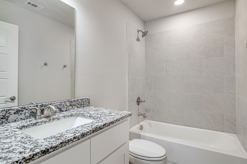 1128 E Broadway Avenue, Fort Worth, TX 76104