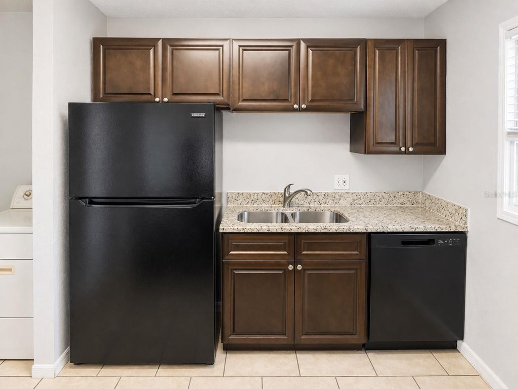 Image 6 of property listing at 2771 L B MCLEOD ROAD A, Orlando, FL 32805
