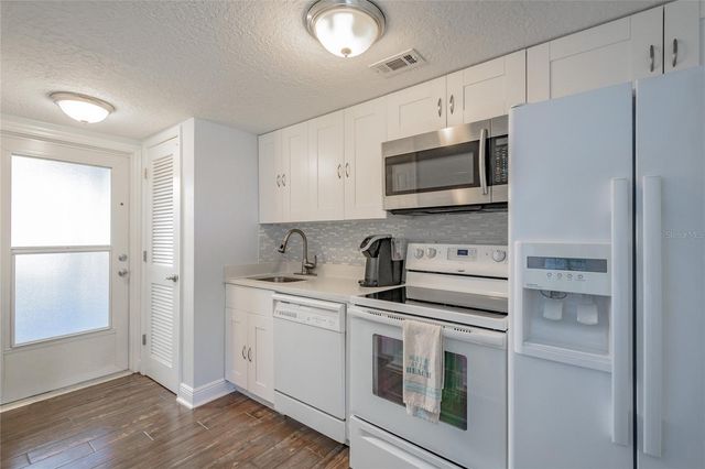 2566 GARY CIRCLE 3, Dunedin, FL 34698