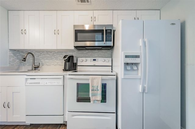 2566 GARY CIRCLE 3, Dunedin, FL 34698