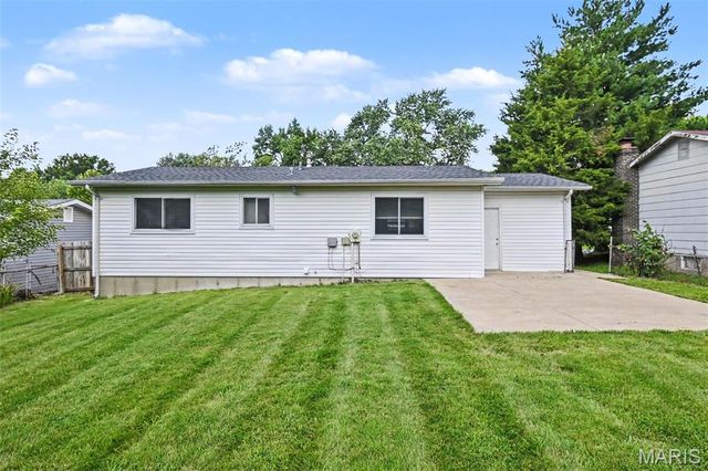 11748 Vizcuya Court, Florissant, MO 63033