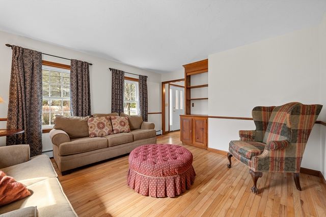 39 Hillside Dr, Sturbridge, MA 01566