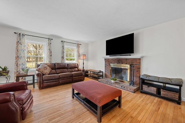 39 Hillside Dr, Sturbridge, MA 01566