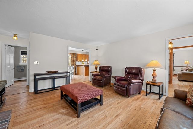 39 Hillside Dr, Sturbridge, MA 01566