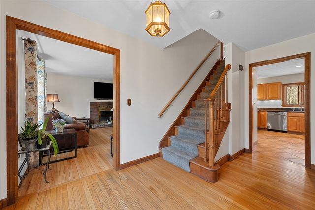 39 Hillside Dr, Sturbridge, MA 01566