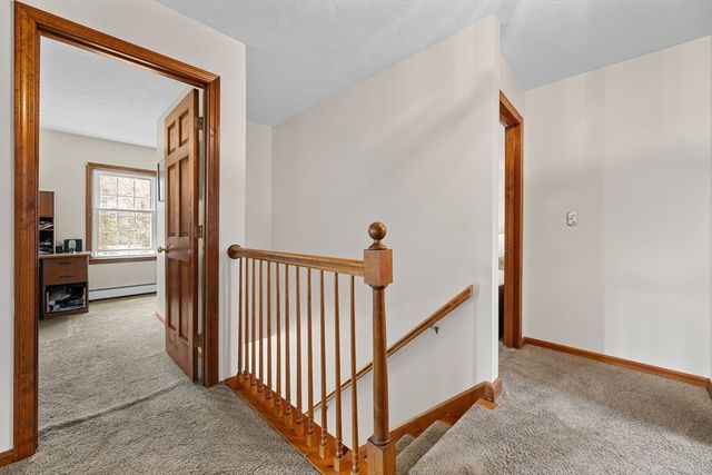 39 Hillside Dr, Sturbridge, MA 01566