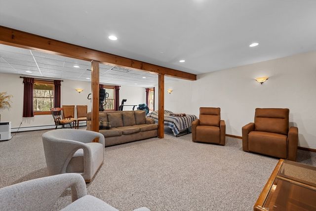39 Hillside Dr, Sturbridge, MA 01566