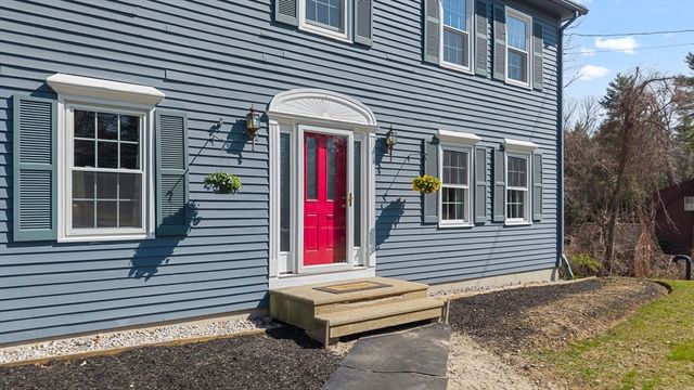 39 Hillside Dr, Sturbridge, MA 01566