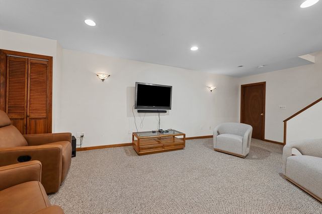39 Hillside Dr, Sturbridge, MA 01566