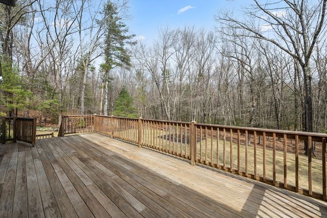 39 Hillside Dr, Sturbridge, MA 01566