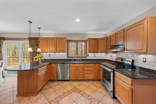 39 Hillside Dr, Sturbridge, MA 01566