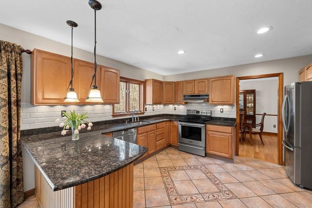 39 Hillside Dr, Sturbridge, MA 01566