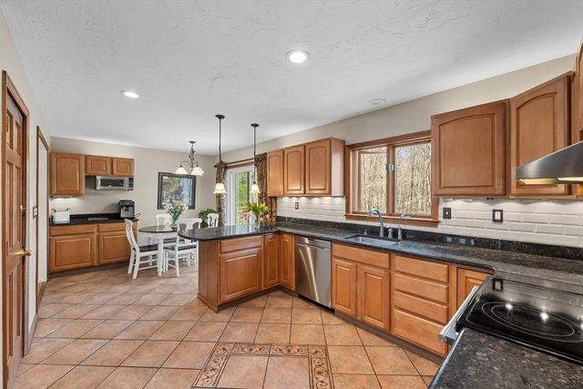 39 Hillside Dr, Sturbridge, MA 01566