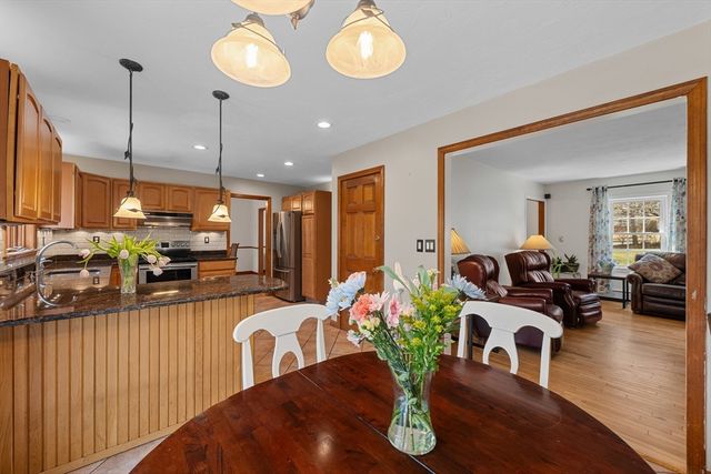 39 Hillside Dr, Sturbridge, MA 01566