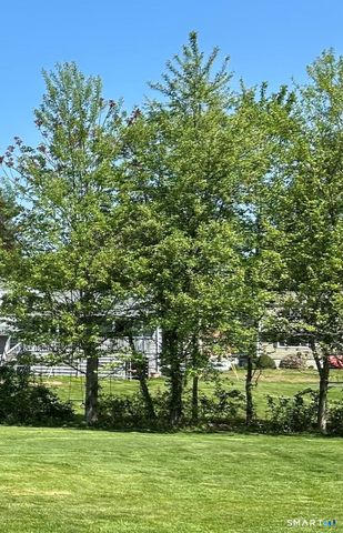 39 Zephyr Road, Trumbull, CT 06611