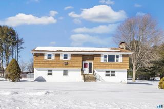 39 Zephyr Road, Trumbull, CT 06611