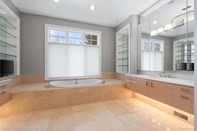 2951 Turtle Pond Court, Bloomfield Charter Township, MI 48302