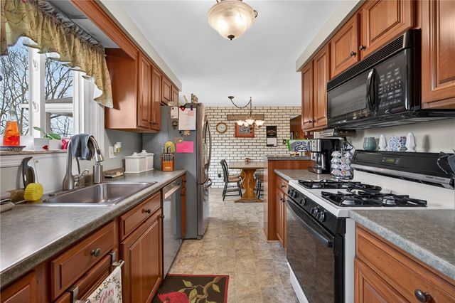 5483 Glen Hill Dr, Bethel Park, PA 15102